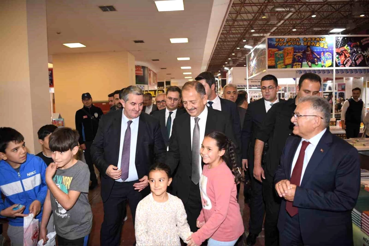 Bakan Özhaseki ve Başkan Büyükkılıç, Kayseri\'de 6\'ncı Kitap Fuarını Ziyaret Etti