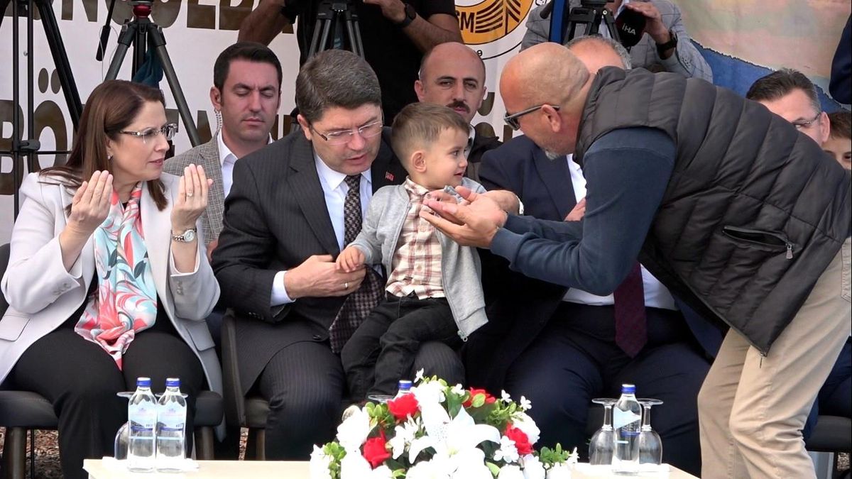 Bakan Yılmaz\'dan, şehit madenci çocuğuna baba şefkati