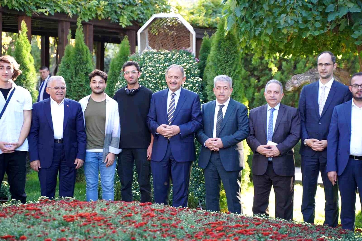 Çevre Bakanı Özhaseki, Kayseri Büyükşehir Belediye Başkanı Büyükkılıç\'ı ziyaret etti