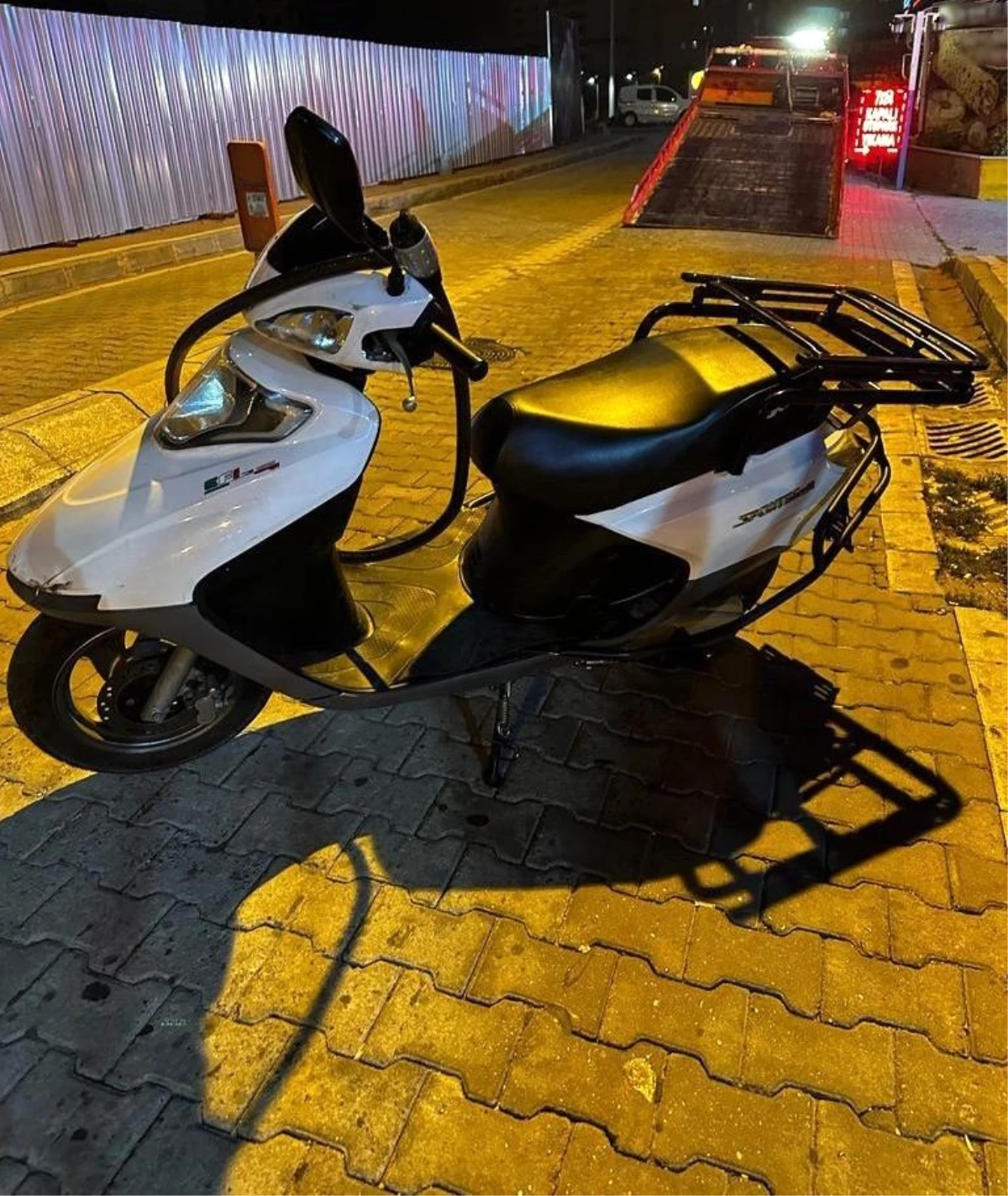 Beylikdüzü\'nde Kadının Çantasını Çalan Motosikletli Kapkaççılar Yakalandı