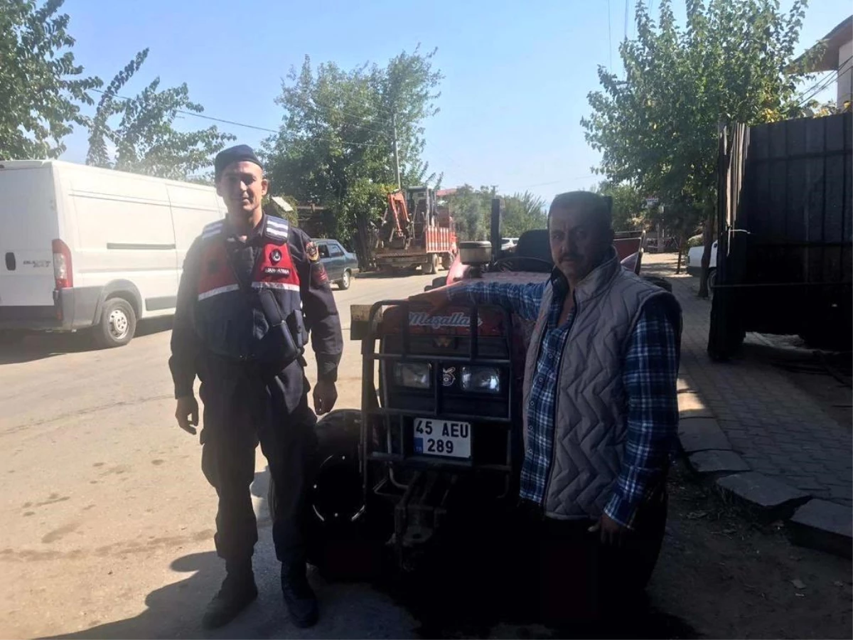 Manisa\'da Çalınan Traktör ve Gübre Dağıtma Makinesi Jandarma Tarafından Bulundu