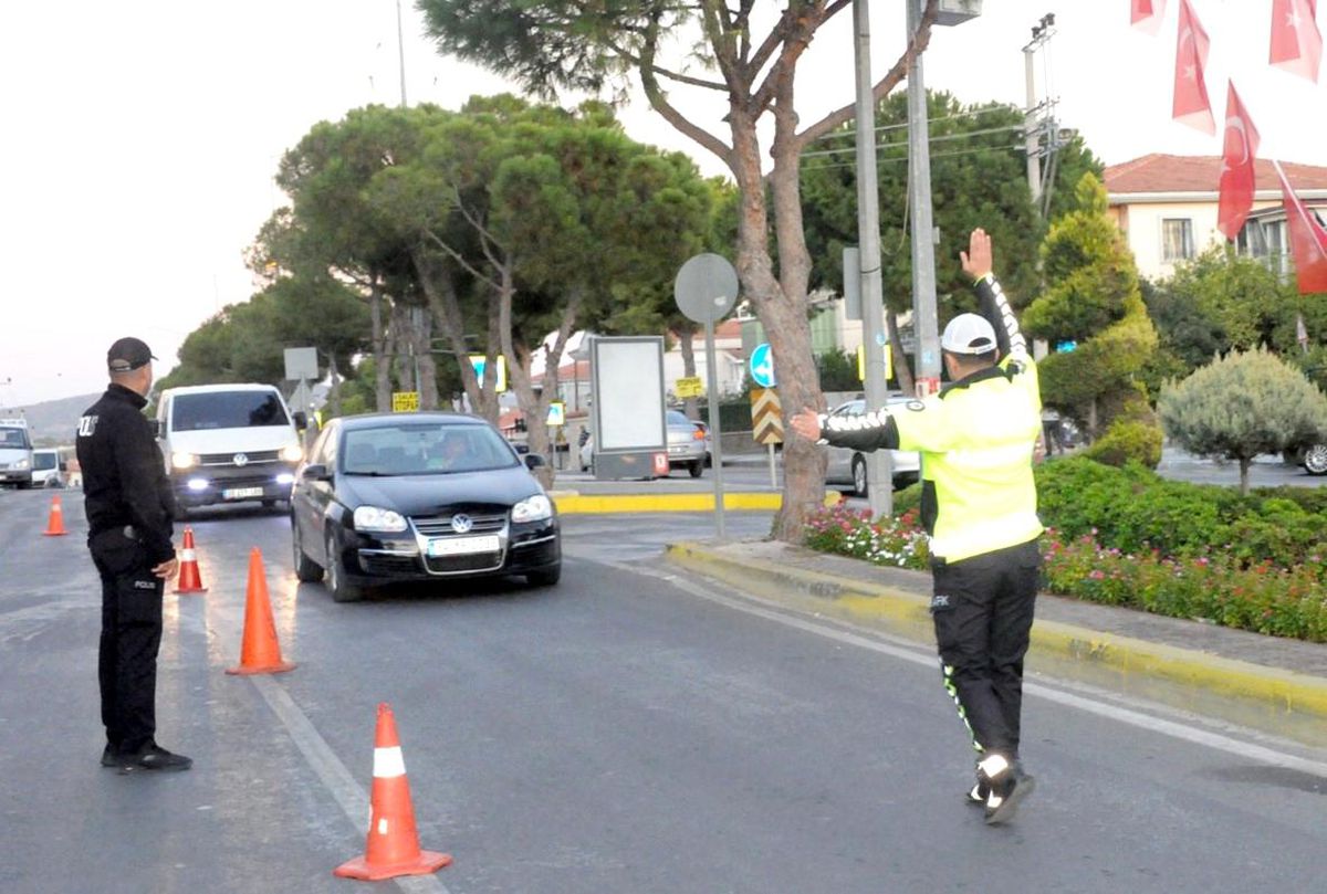 Çeşme\'de Huzur Operasyonları Sonucunda 196 Kişi Yakalandı