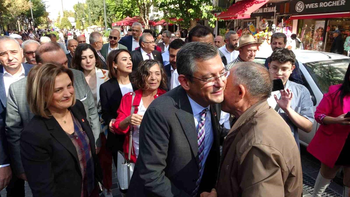 Özgür Özel, Uşak\'ta CHP\'lilerle Buluştu