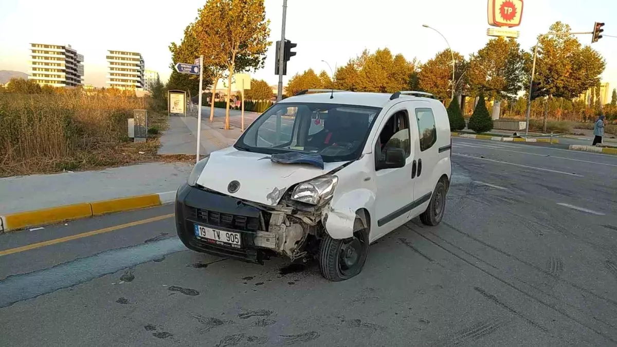 Çorum'da Hafif Ticari Araç Otomobile Çarptı: 2 Yaralı