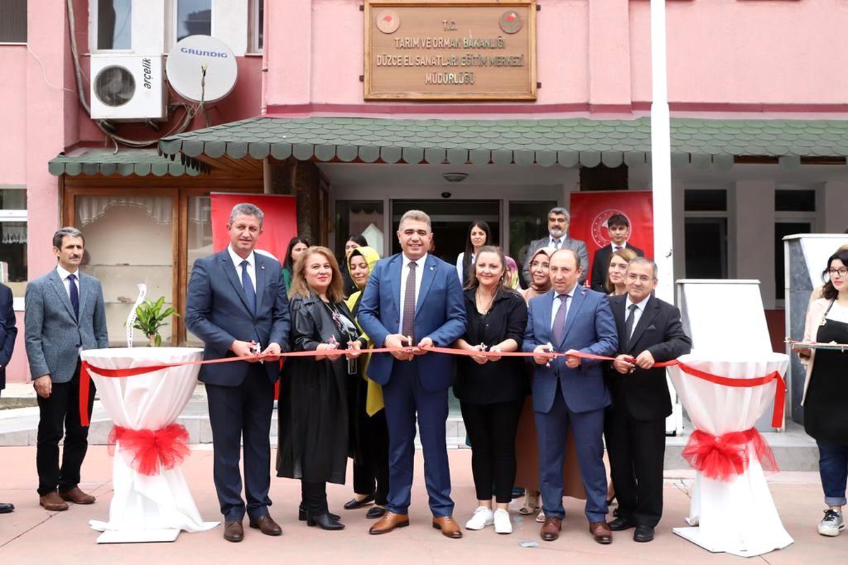 Düzce El Sanatları Eğitim Merkezi\'nde Cumhuriyet\'in 100. yılına özel sanat sergisi açıldı