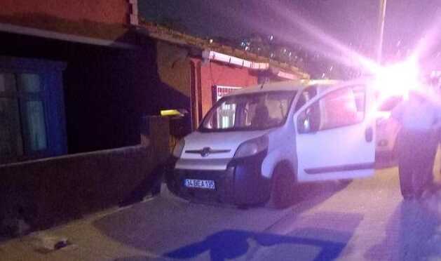 Eyüpsultan'da polisin kovaladığı aracın bagajından cephanelik çıktı Eyüpsultan'da polisin kovaladığı aracın bagajından cephanelik çıktı