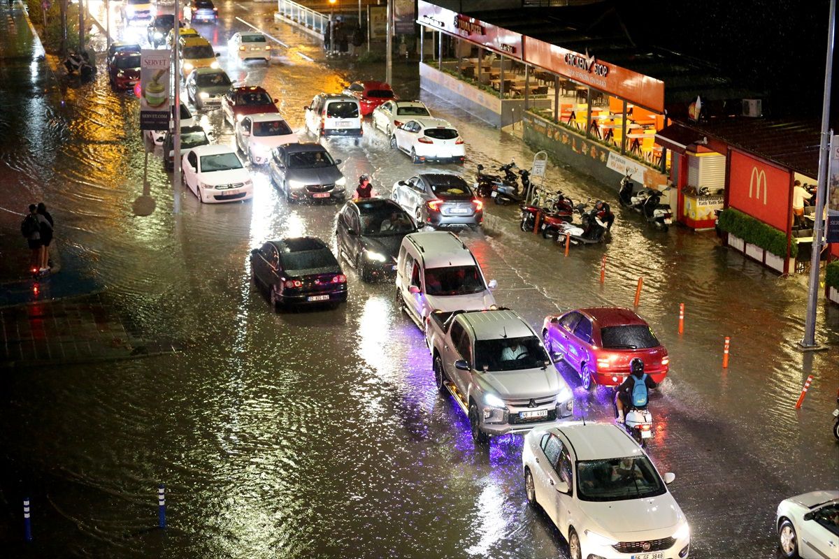 Fethiye\'de Sağanak Yağış Hayatı Olumsuz Etkiledi