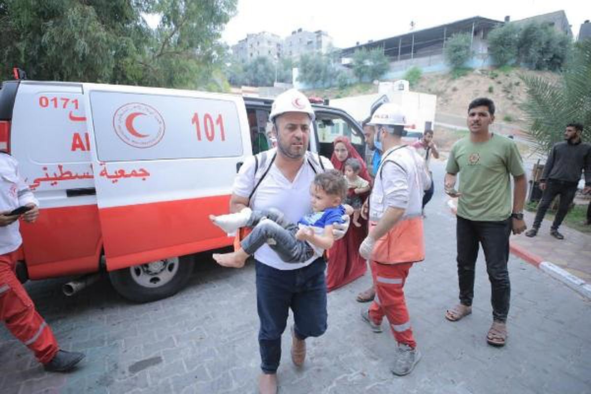 Filistin Kızılayı, İsrail saldırılarında yaralanan çocuklara yardım etmeye devam ediyor