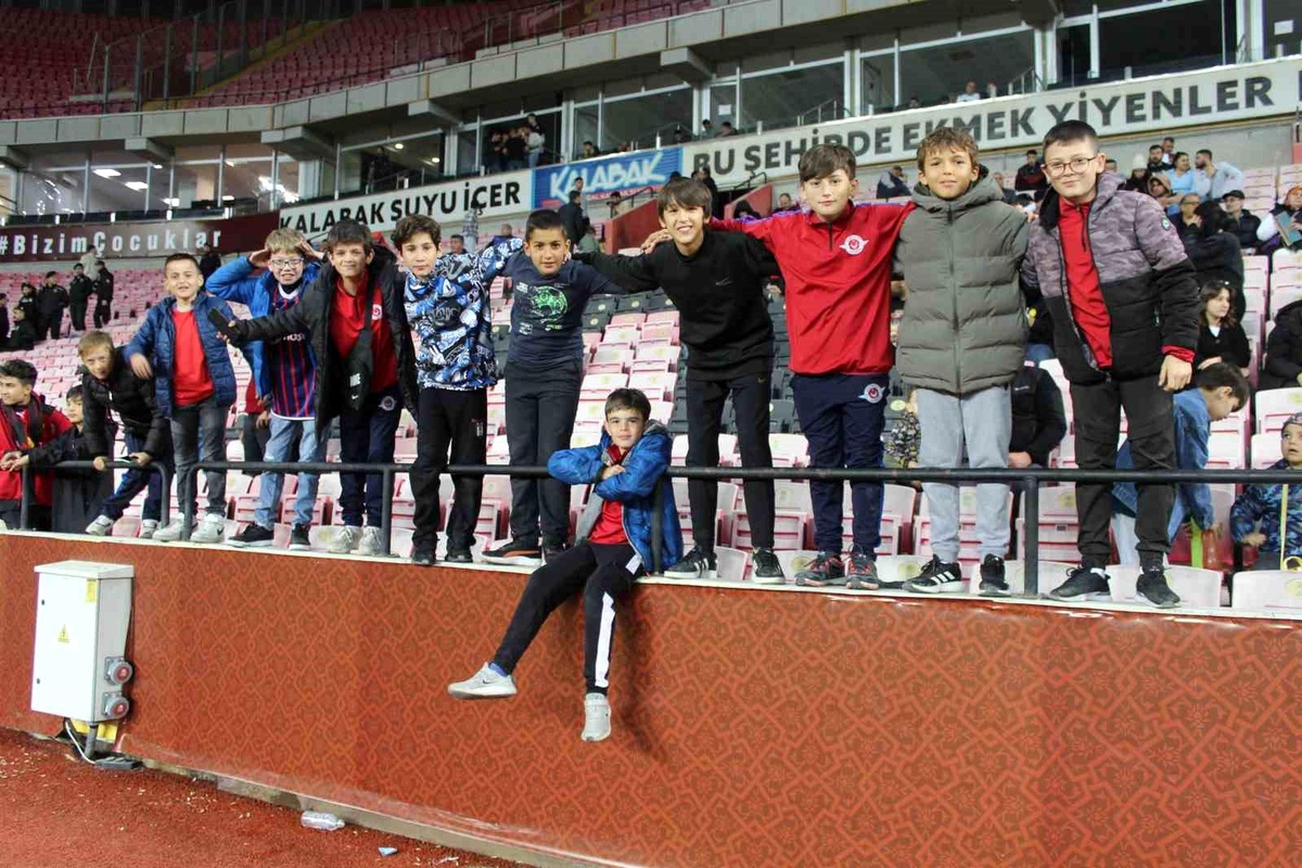 Eskişehir Demirspor Altyapı Takımı Tribünde Maç Keyfi Yaşadı