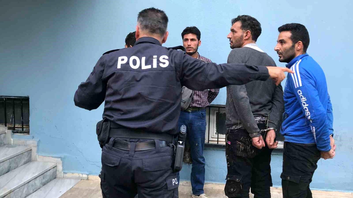 Edirne\'de Polis Kovalamacası Sonucu 7 Göçmen ve 1 Göçmen Kaçakçısı Yakalandı