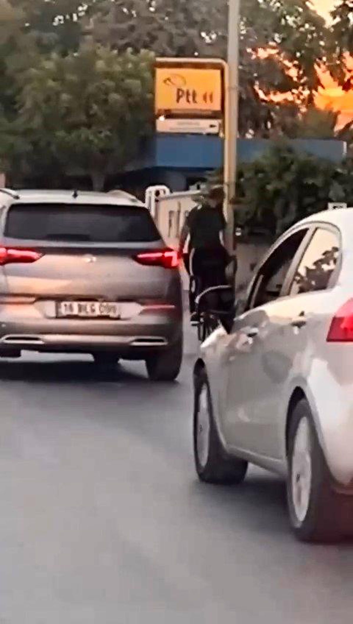 Bursa\'da Bisiklet Sürücüsü Trafikte Ters Gitti