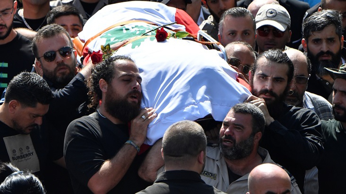 İsrail saldırısında hayatını kaybeden Reuters kameramanı son yolculuğuna uğurlandı