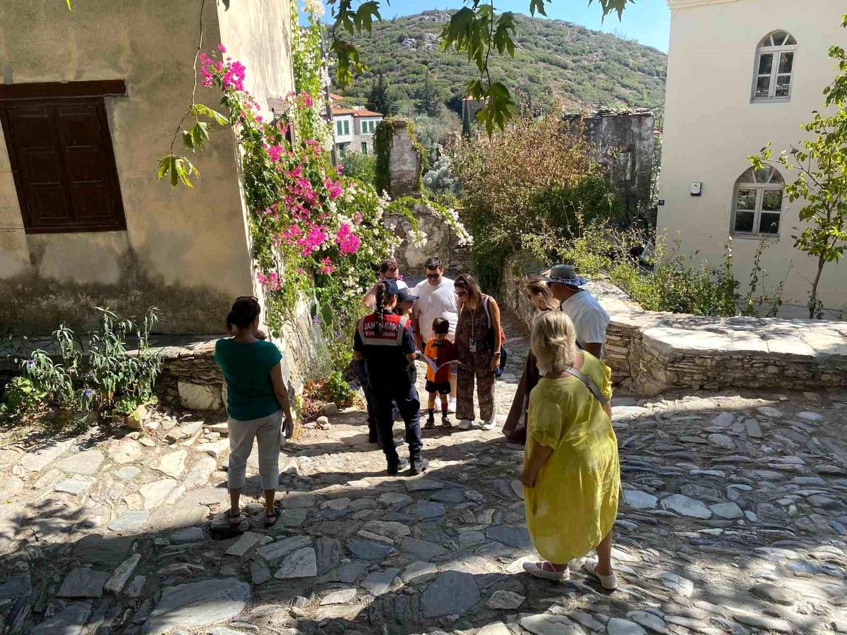 Aydın\'da Jandarma Ekipleri Sokak Hayvanları ve Çevre Bilgilendirme Çalışmaları Yapıyor
