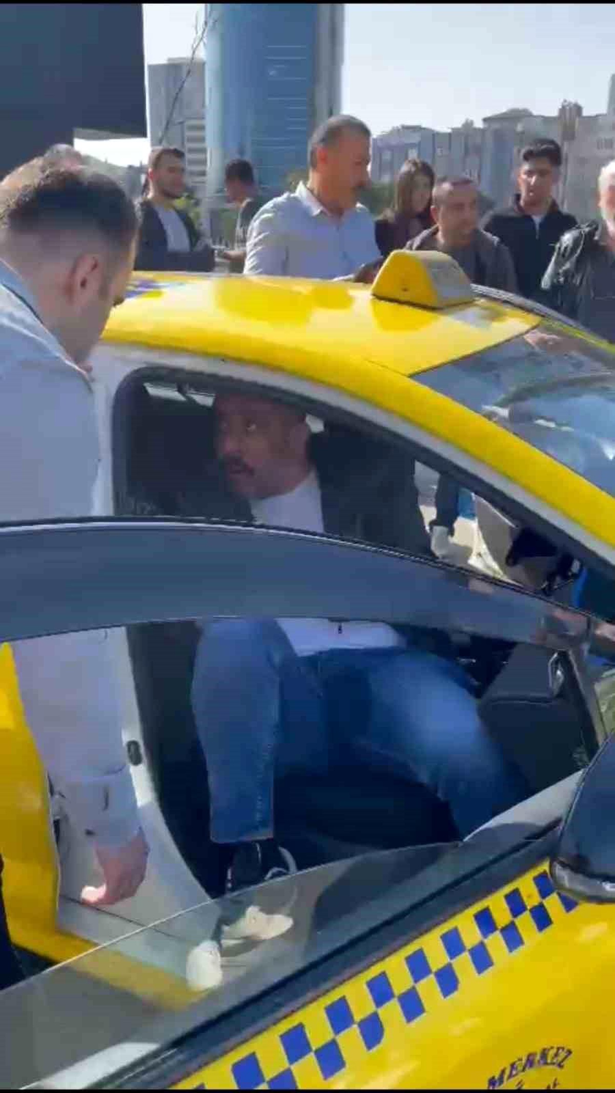 Kadıköy\'de Taciz Şüphelisi Vatandaşlar Tarafından Yakalanıp Darp Edildi