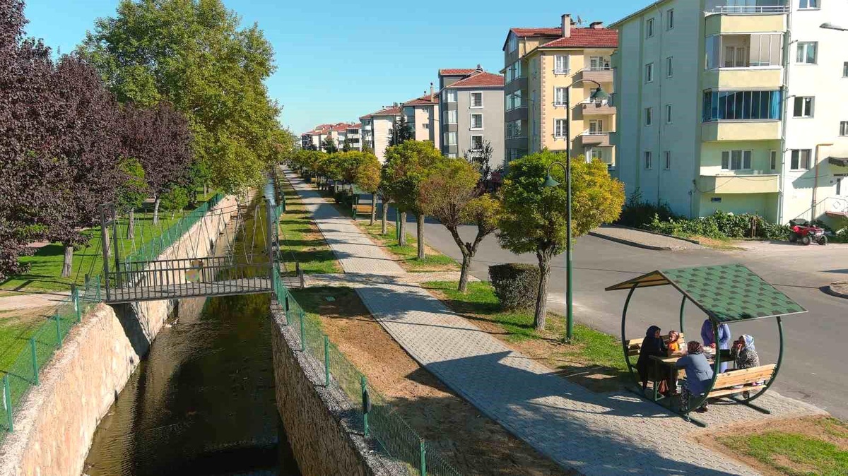 Bozüyük\'te Yeni Yürüyüş Yolu ve Oturma Alanları Vatandaşların Beğenisini Kazandı