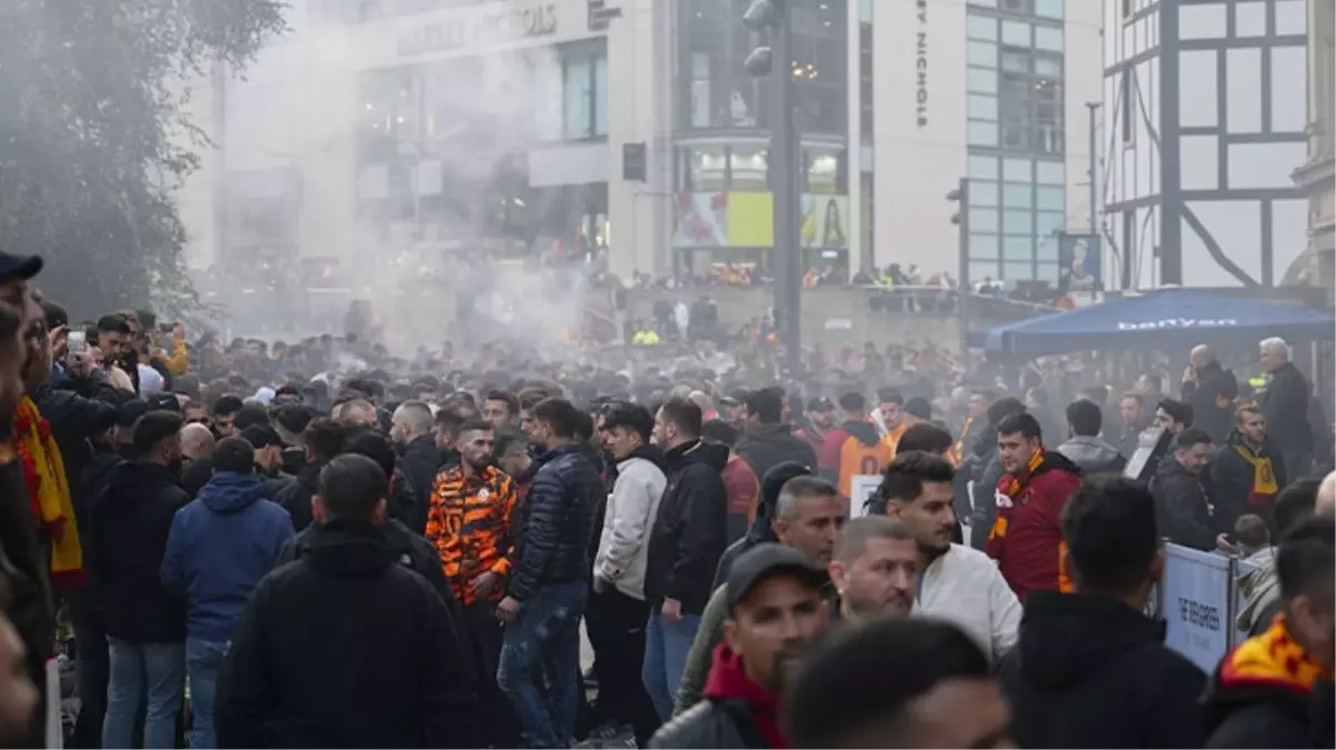 Manchester United, Old Trafford\'un ev sahibi tribününde 2 bin Galatasaraylı taraftarın maçı izlediğini doğruladı