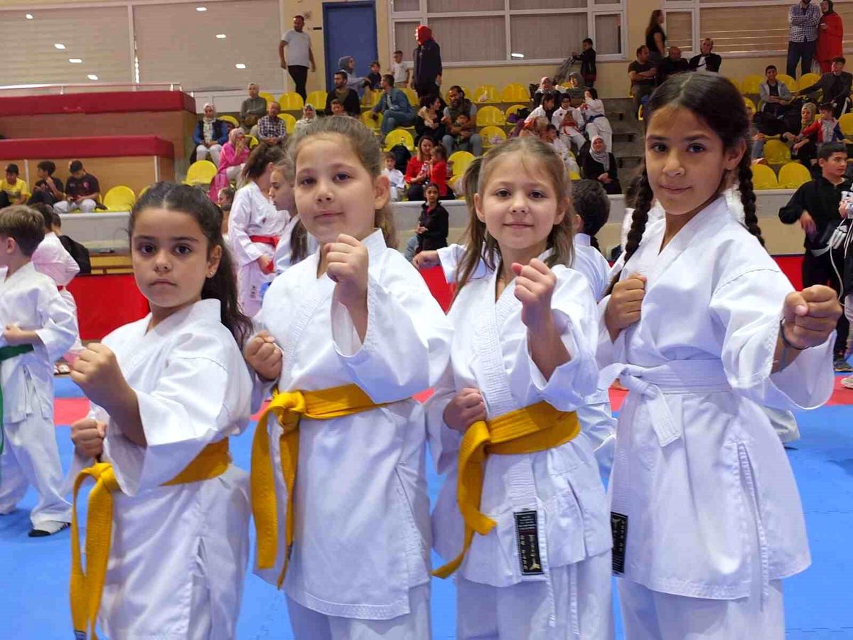 Manisa Büyükşehir Belediye Spor Kulübü Karate Takımı Şampiyon Oldu