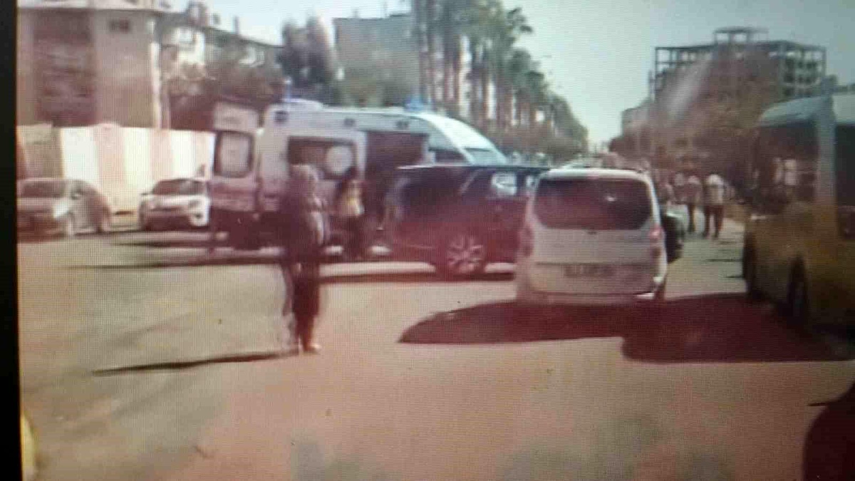 Mardin\'de minibüs ile motosikletin çarpışması sonucu 3 kişi yaralandı