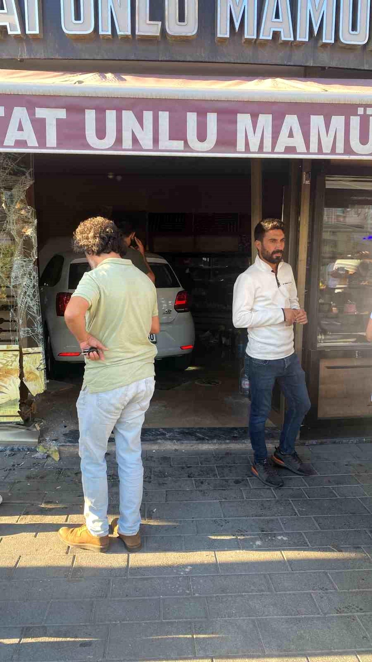 Beylikdüzü\'nde Ekmek Almak İçin Fırına Dalan Araç, Dükkana Çarptı