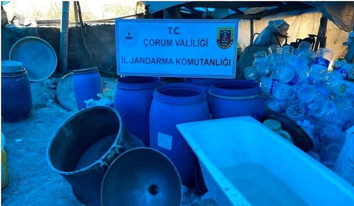 Çorum\'da Kaçak İçki İmalathanesine Operasyon: 2 Bin 5 Litre Kaçak İçki Ele Geçirildi