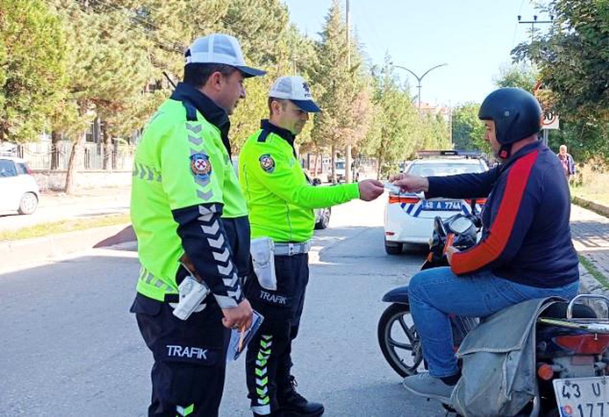 Tavşanlı\'da Polis Ekipleri Araçlarda Denetim Gerçekleştiriyor