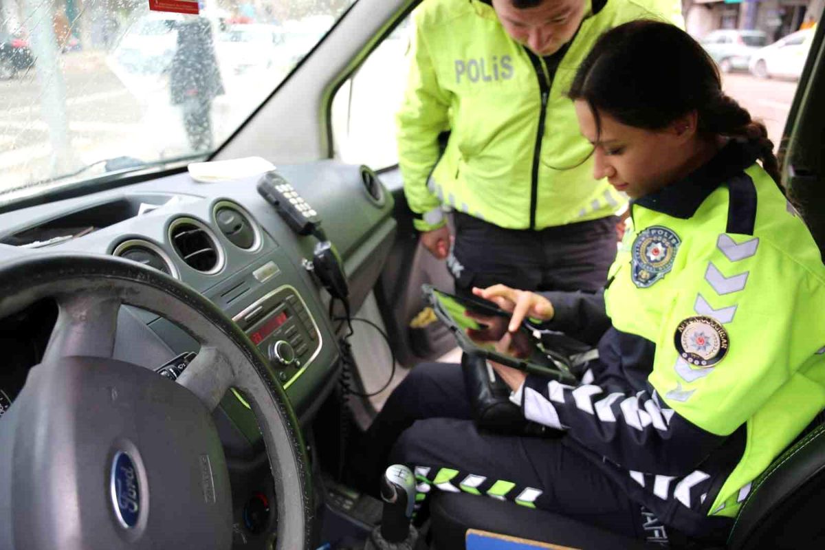 Afyonkarahisar\'da trafik denetiminde 195 araca 271 bin 137 TL para cezası kesildi