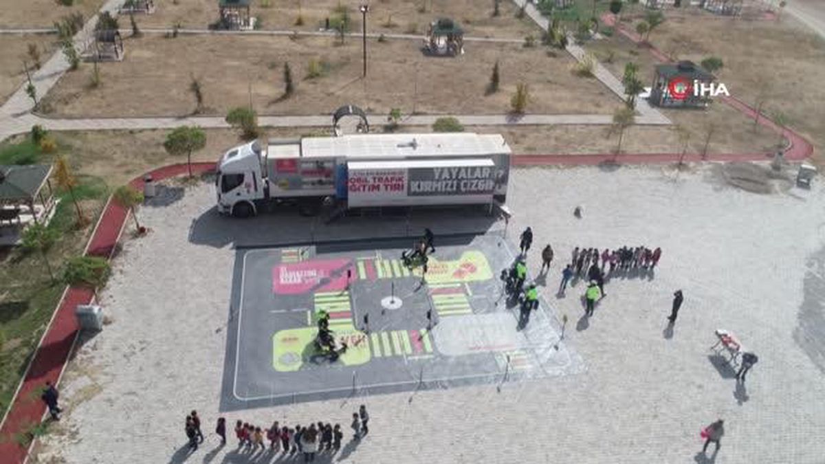 Van'da 'Mobil Trafik Eğitim Tırı'nda öğrencilere eğitim verildi