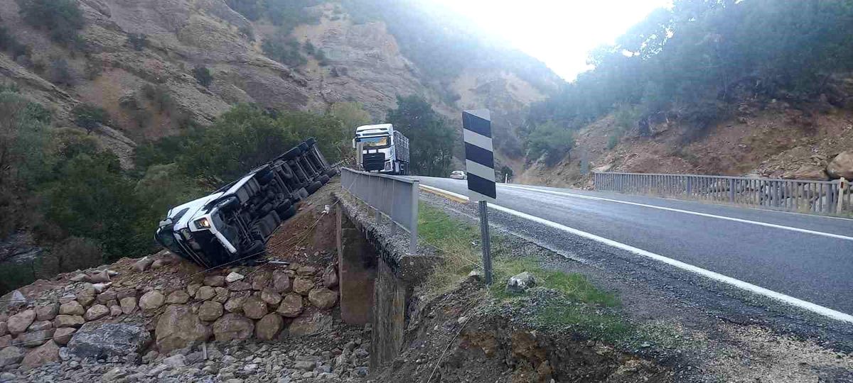 Tunceli-Erzincan karayolunda tır devrildi, sürücü yaralandı