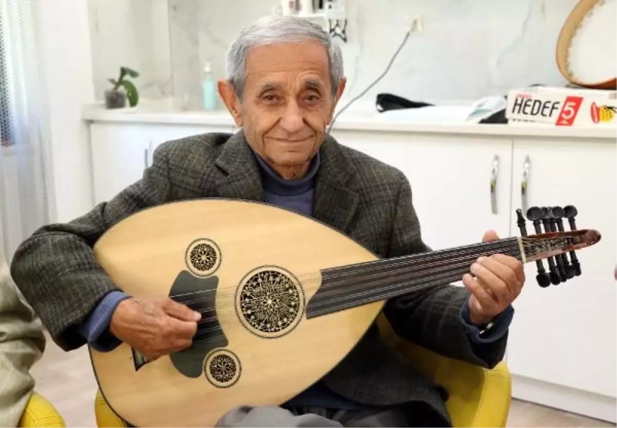 91 Yaşındaki Şair ve Bestekar Yaşlılar Korosunda Çaldığı Ut İle Yer Aldı