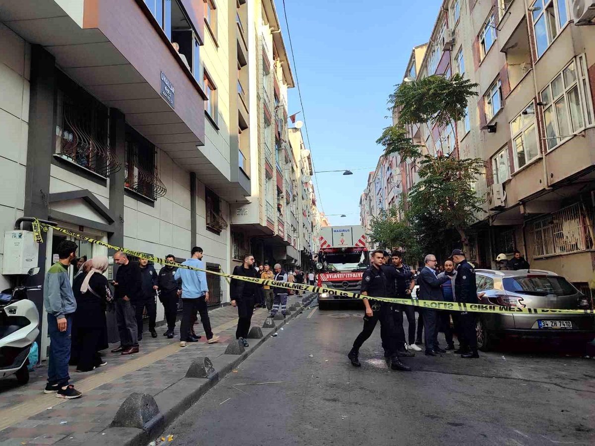 Esenler\'de Alkollü Şahıs Ailesiyle Tartışınca Evini Yaktı, 19 Kişi Kurtarıldı