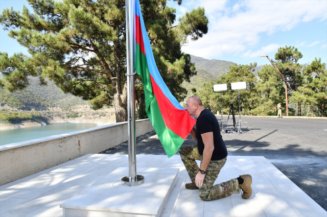 Aliyev, Karabağ'da Azerbaycan bayrağını göndere çekti