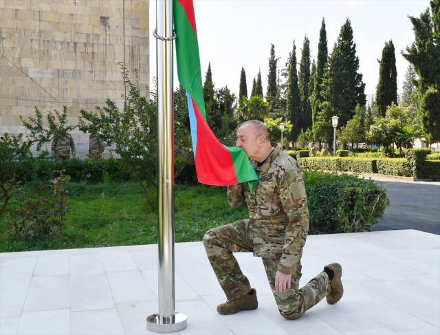 Aliyev, Karabağ'da Azerbaycan bayrağını göndere çekti