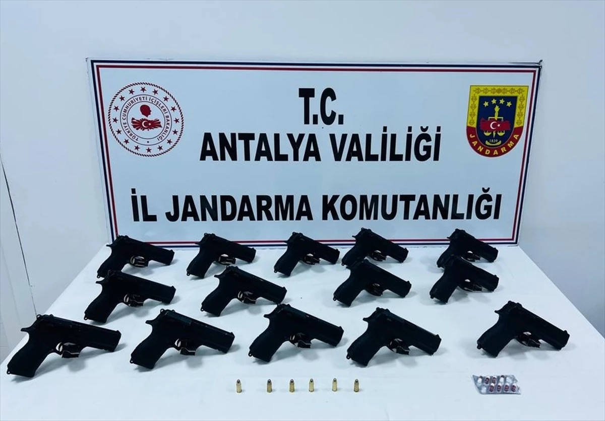 Antalya\'da kaçak silah ticareti operasyonu: 3 şüpheli gözaltına alındı, 14 ruhsatsız tabanca ele geçirildi