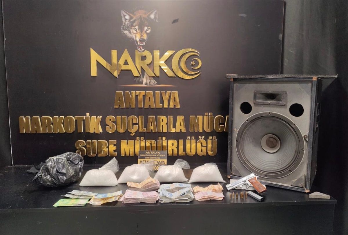 Antalya\'da Uyuşturucu Operasyonunda 8 Şüpheli Gözaltına Alındı