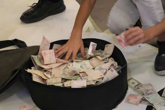 Aşiret düğününde geline 7 kilo altın takıldı! Çift için para koyulan sandıktan tam 5 milyon TL çıktı