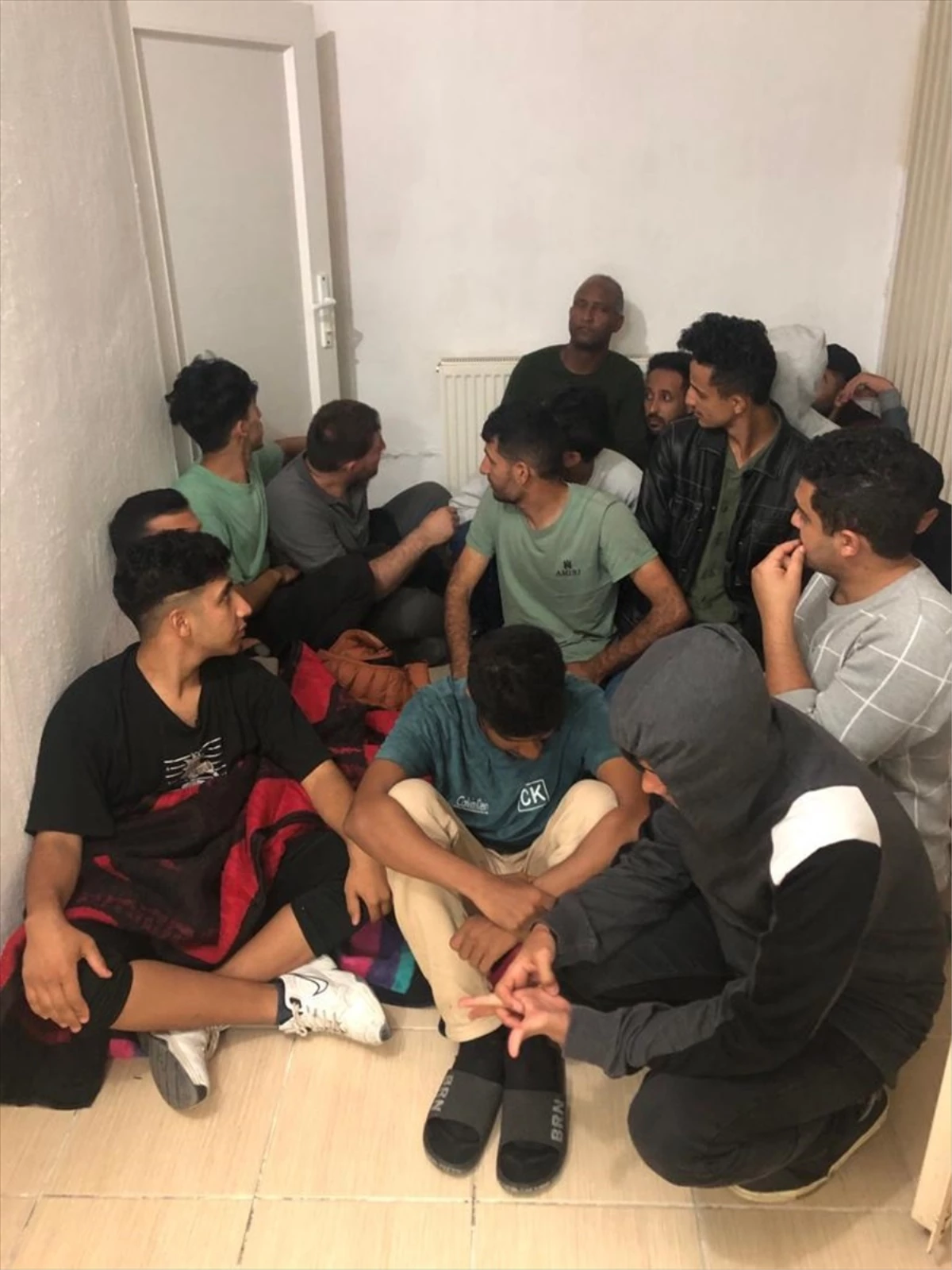 Ayvalık\'ta düzensiz göçmen operasyonu: 19 kişi yakalandı