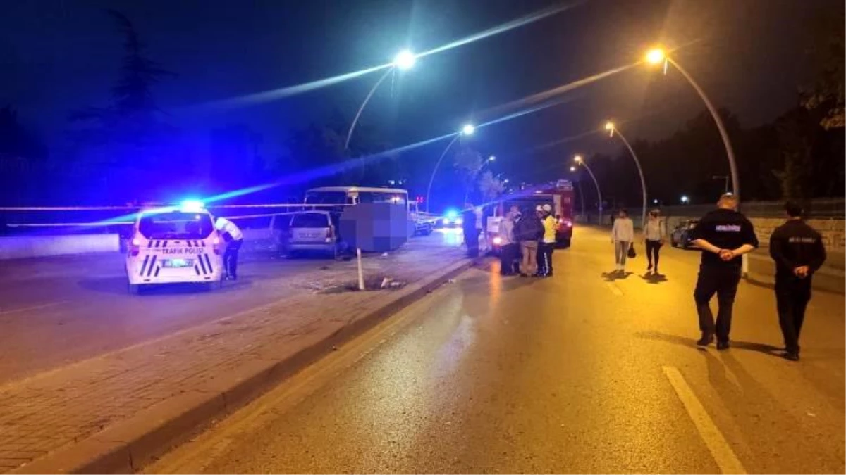 Ankara\'da Otomobil ile Minibüs Kafa Kafaya Çarpıştı: 1 Ölü, 14 Yaralı