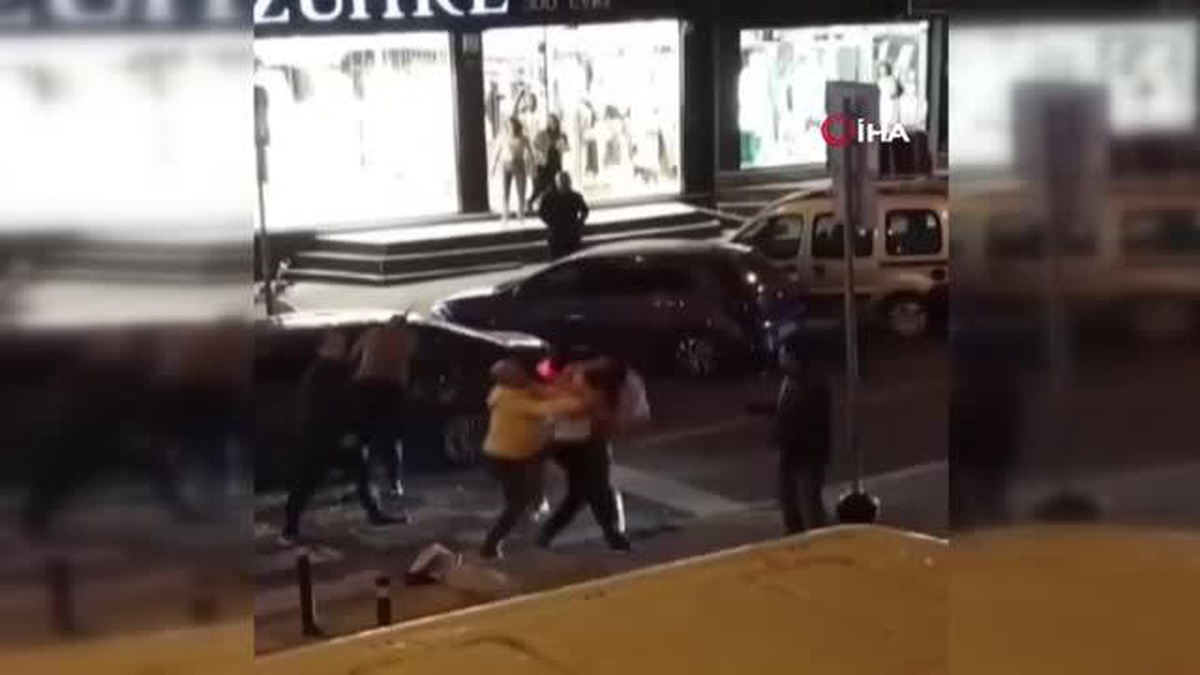 Bayrampaşa\'da Trafik Nedeniyle Tartışan Motosiklet ve Otomobil Sürücüleri Kavga Etti