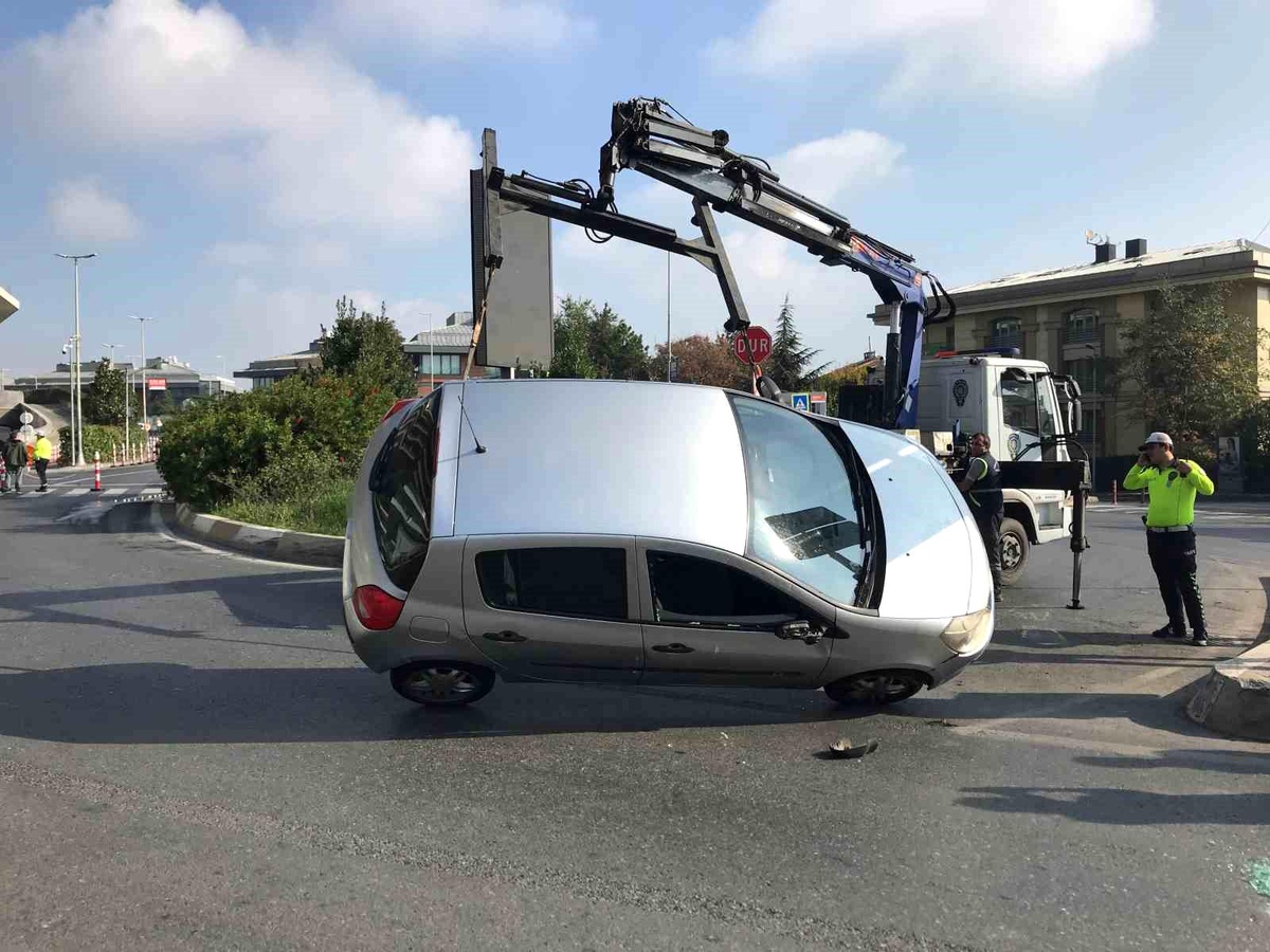 Beşiktaş\'ta yol tartışması sonucu araç yan yattı