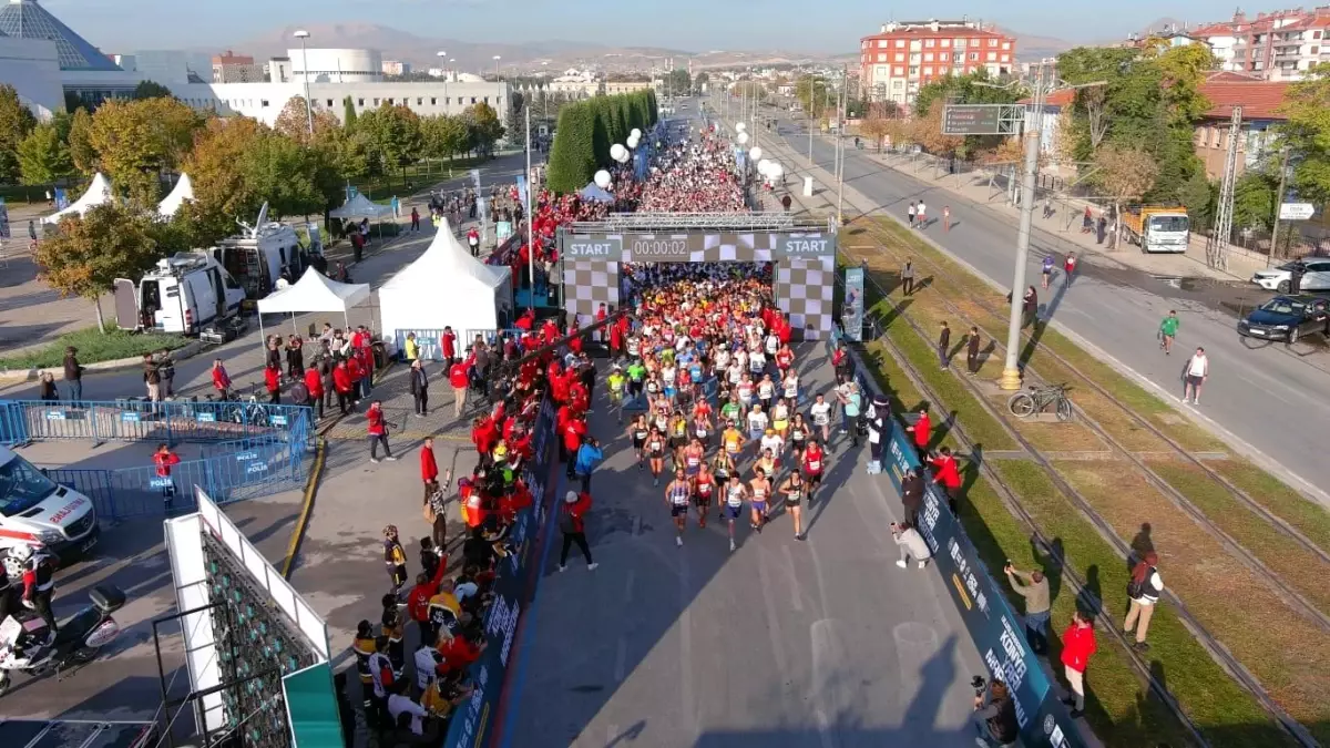 Binlerce sporcu 2. Uluslararası Konya Yarı Maratonu\'nda "iyilik" için koştu