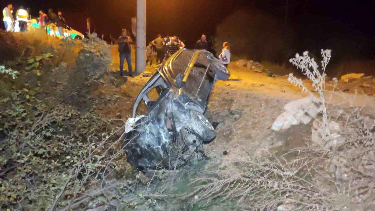 Bursa\'da Otomobil Şarampole Uçtu: 2 Kardeş ve Kuzenleri Yaralandı