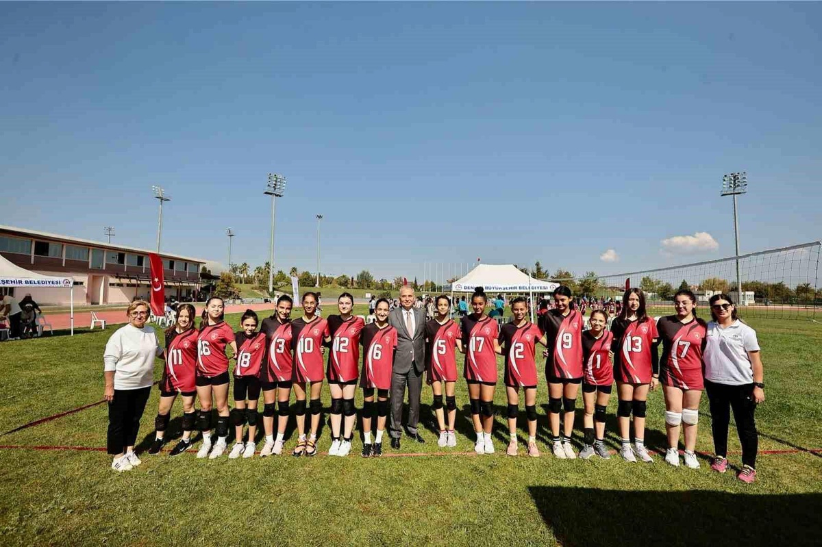 Denizli Büyükşehir Belediyesi Cumhuriyeti\'nin 100. kuruluş yıldönümünü coşkuyla kutluyor