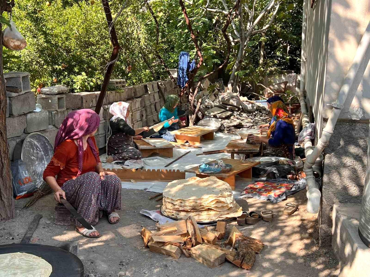 Kahramanmaraş\'ta depremzede kadınlar imece geleneğiyle ekmek yapıyor