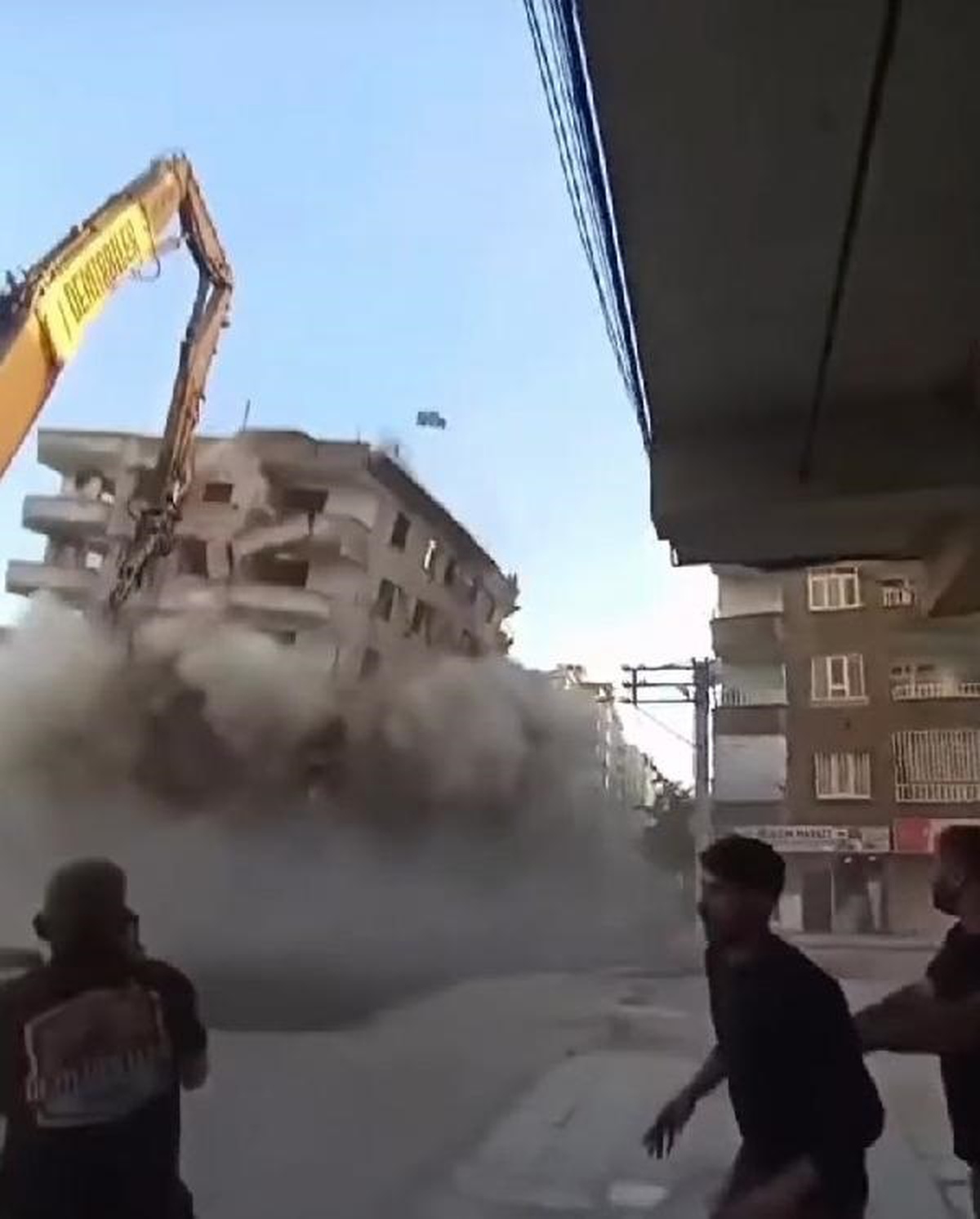 Deprem Sonrası Tahliye Edilen Bina Yıkım Sırasında Çöktü