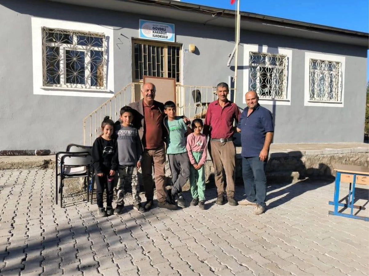 Doğanşehir Belediyesi, Gövdeli Karadut İlkokulu bahçesini kilit taşı ile döşedi