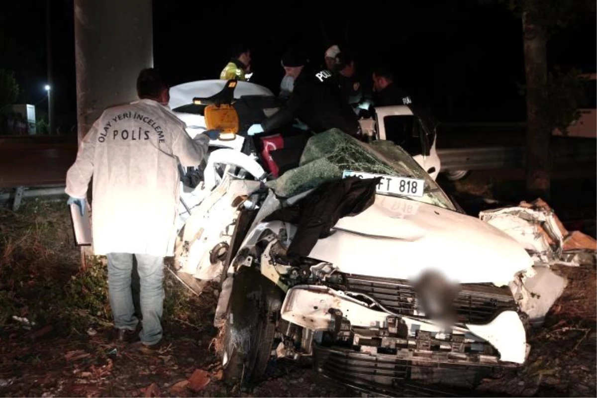 Bursa\'da Beton Aydınlatma Direğine Çarpan Otomobilde Hayatını Kaybeden 3 Genç Gözyaşları Arasında Toprağa Verildi