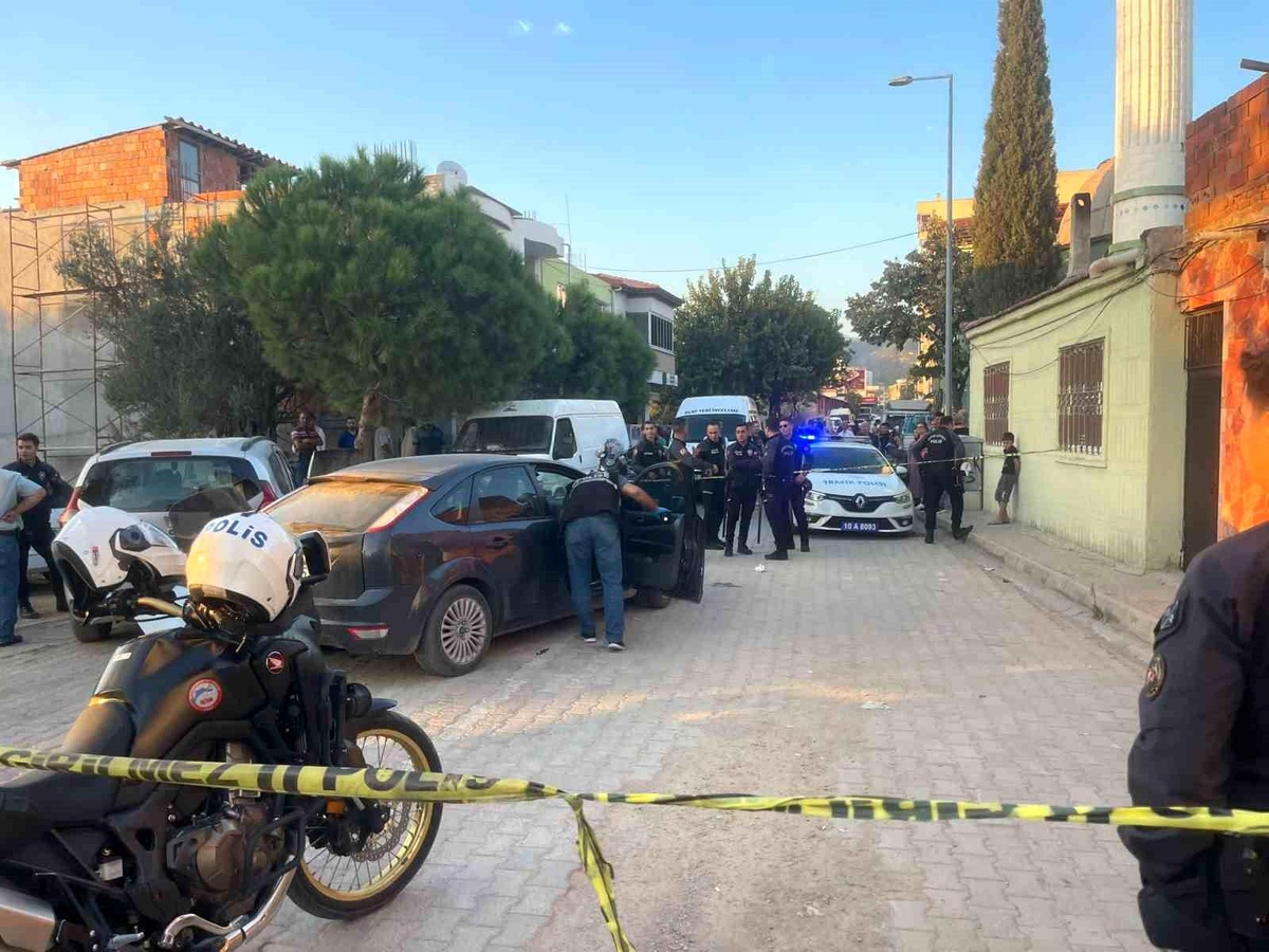 Edremit\'te Doktorun Otomobili Çalındı, Polis Şüphelileri Yakaladı