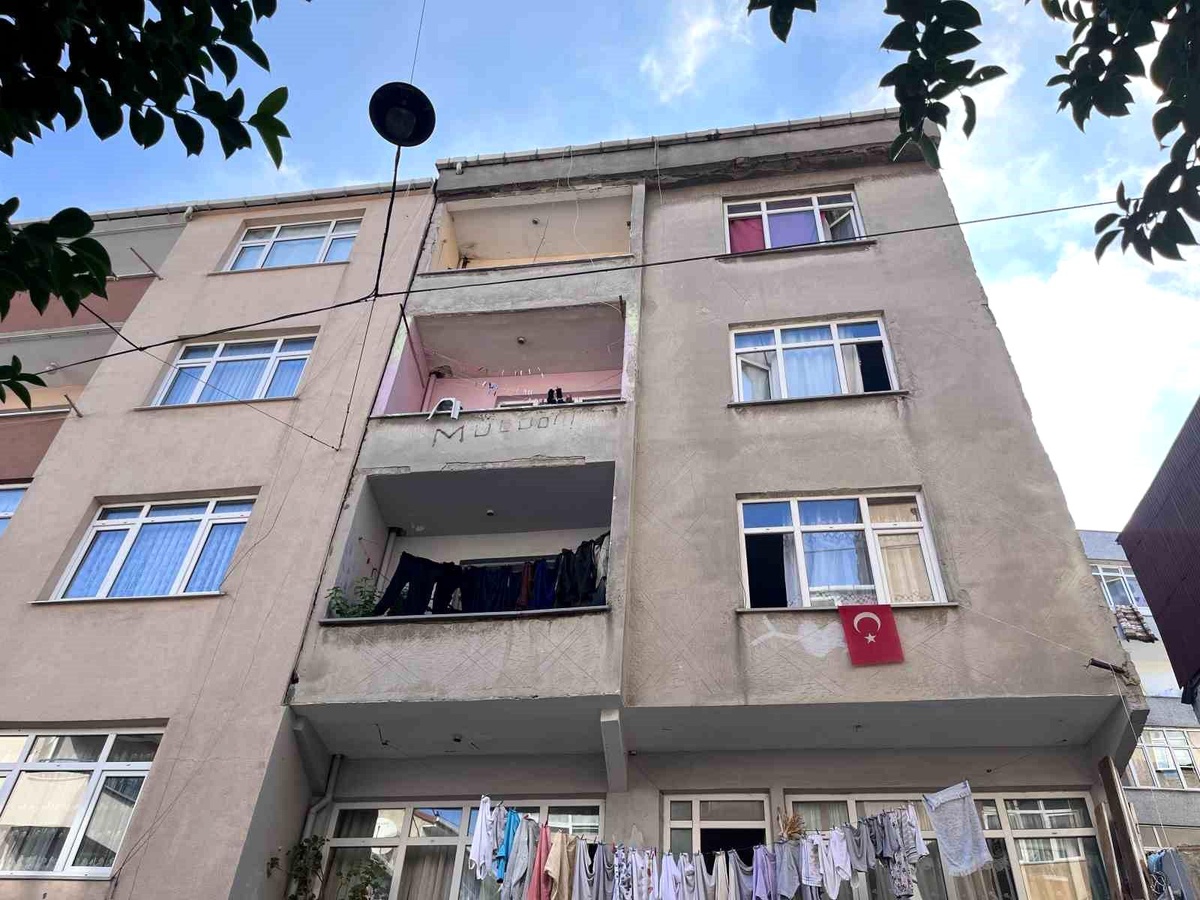 Esenler\'de bir binada yaşanan kayma nedeniyle mühürleme yapıldı