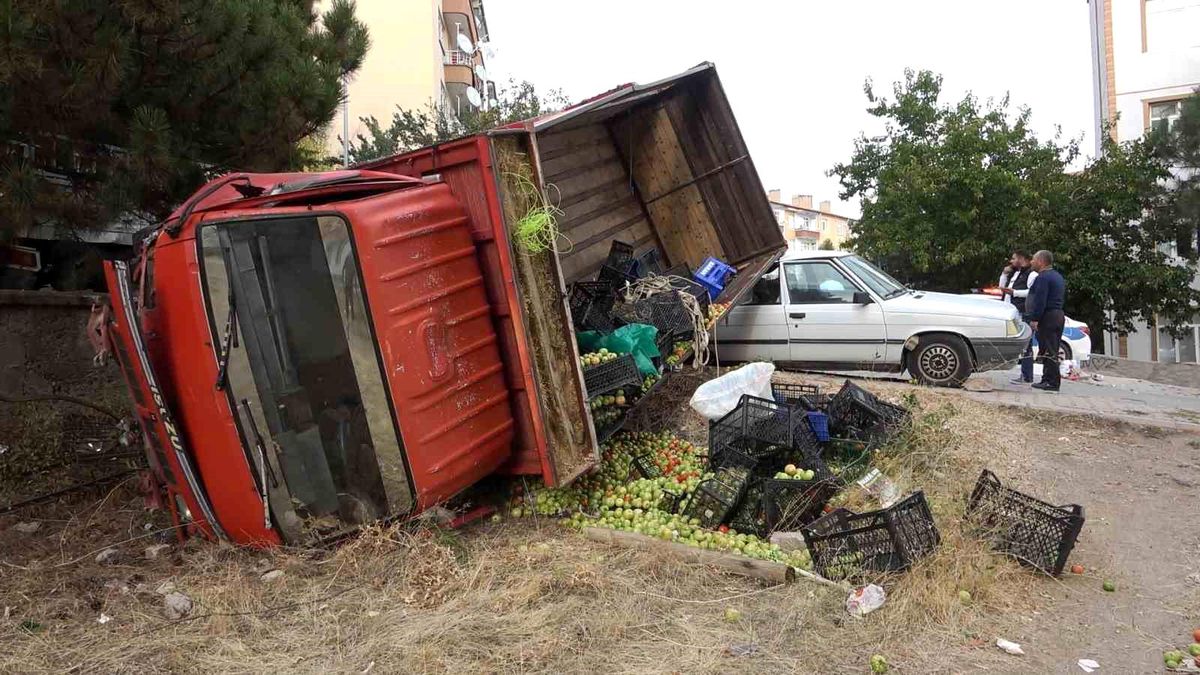 Kırıkkale\'de freni boşalan kamyon 5 araca çarparak devrildi