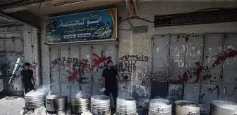 Gazze'deki Sığınmacılar İçin Odun Ateşinde Yemek Hazırlanıyor